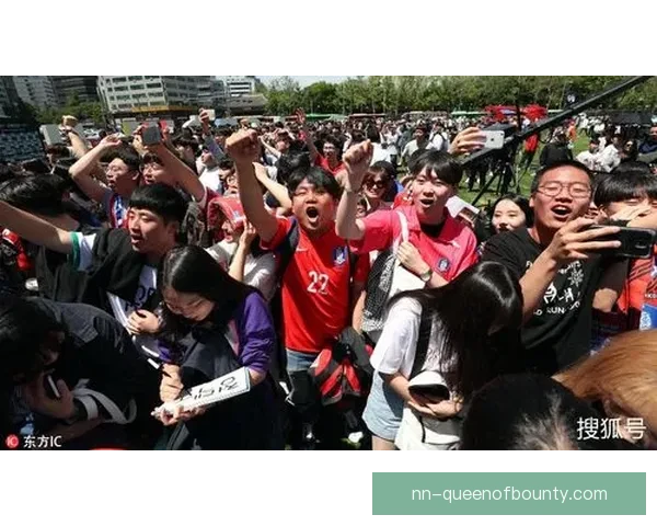 孙兴慜韩国队训练期间与远道而来的英国球迷亲切合影瞬间